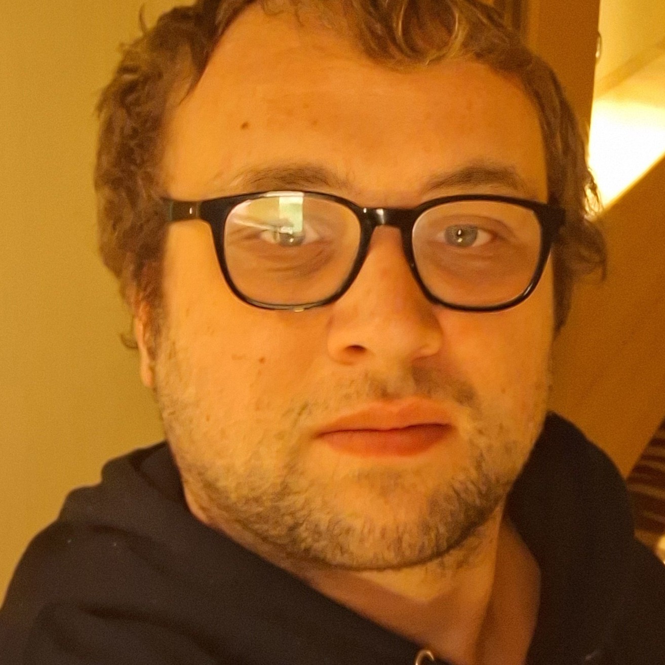 Ein charismatischer Schauspieler auf der Bühne in klassischem Theaterambiente